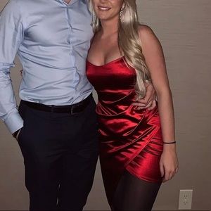 Super cute red dress from Windsor! Only worn once… in perfect condition!